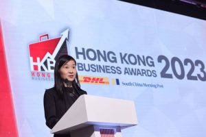 Експатите опитват специалитет от зеленчуци от Анхуей в бензиностанция