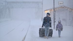 2-ма загинали, докато бурята Йоханес връхлетя скандинавските нации, хиляди останаха без ток