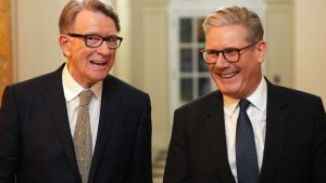 Полицията на Обединеното кралство се обади, докато Стармър се опитва да изключи Манделсън заради изтичане на информация от Епщайн