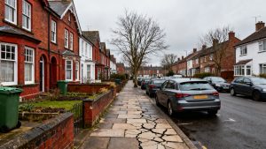 UK average house price crosses £300,000 threshold