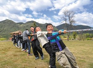 Учениците спортуват, за да посрещнат пролетта